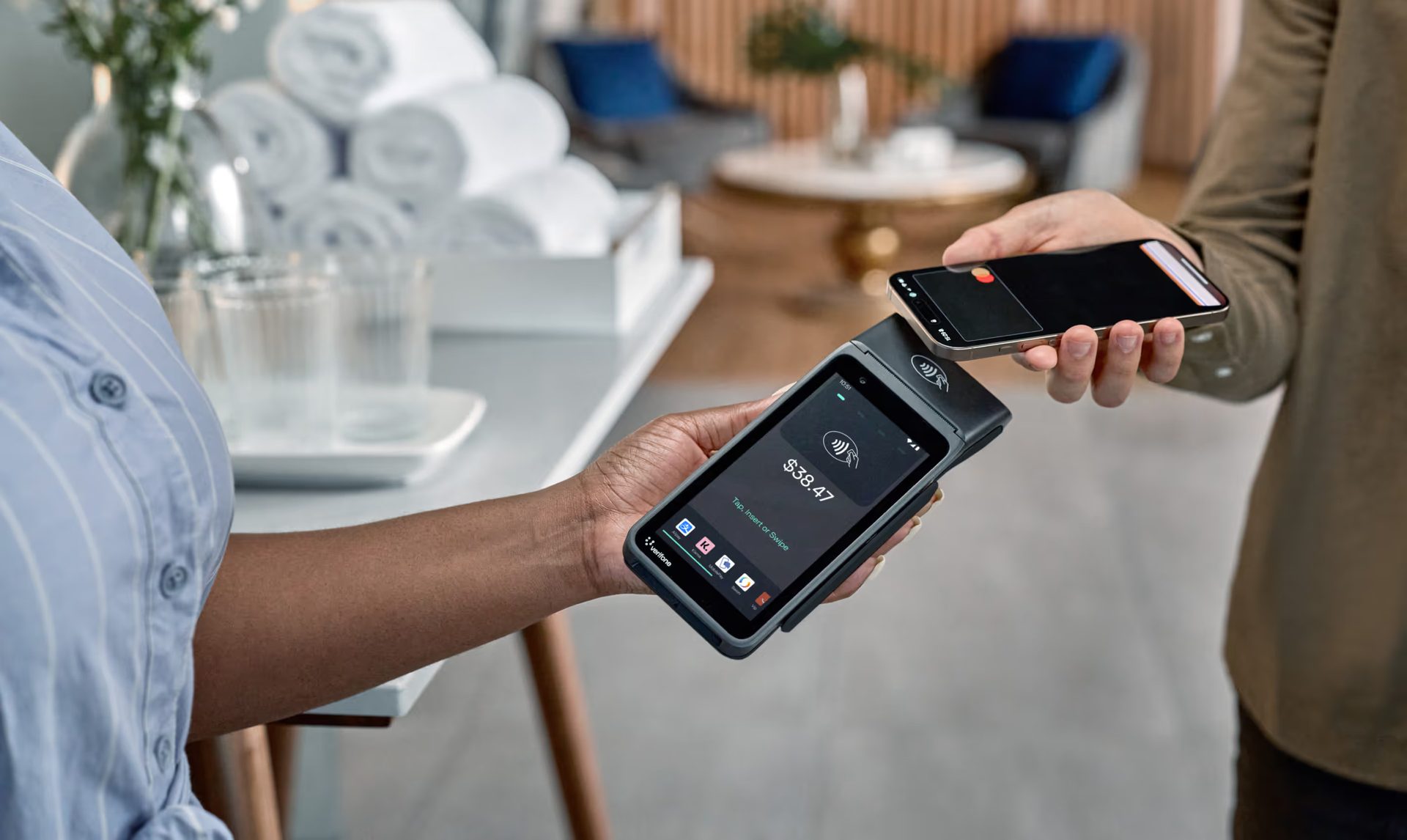 Encaissement sans contact sur TPE Verifone Android — client paie avec son smartphone